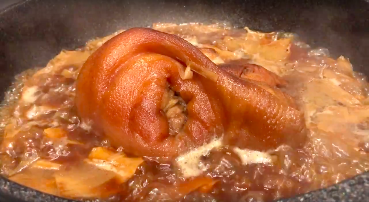 上桌前蹄膀與筍乾再一起熱20分鐘