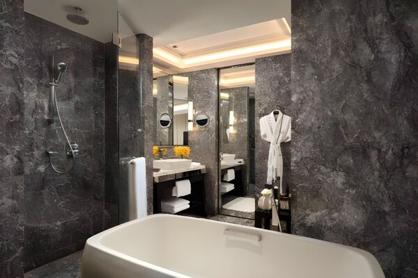 siam kempinski bathroom